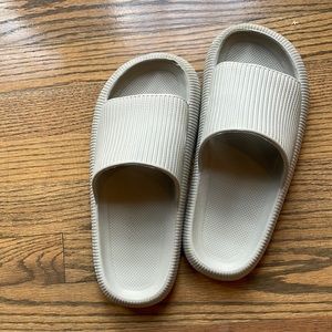 🖤 2/$10 Light Gray Cloud Foam Shoes / Sandals